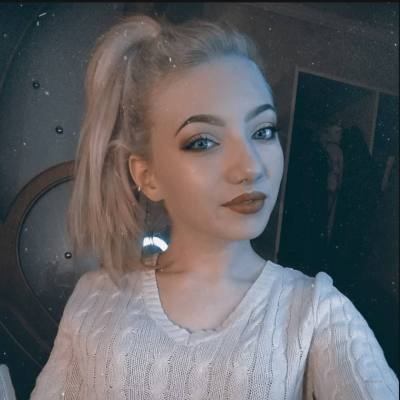 Молодая с упругой попкой без одежды на любительских снимках