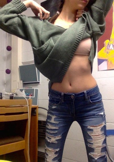 Сексапильная девушка в изношенных джинсах