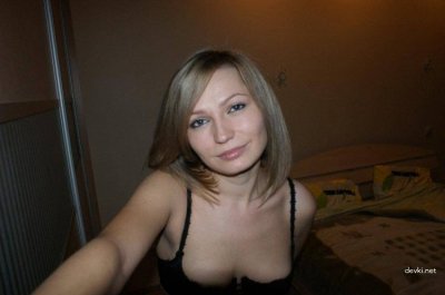 Домашнее видео с горячей красоткой, делающей минет