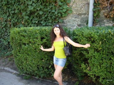 Очаровательная любительница с удовольствием позирует обнаженной!