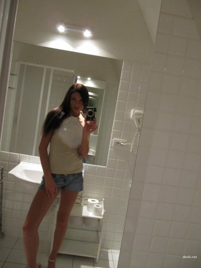 Сексуальная красотка фоткает себя без трусов в ванной