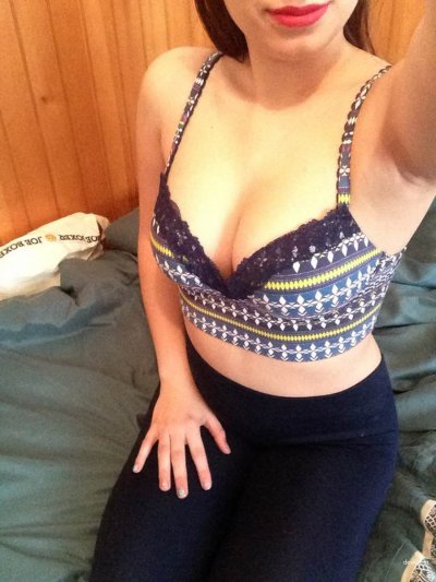 Молоденькая и привлекательная красотка - новый ролик!