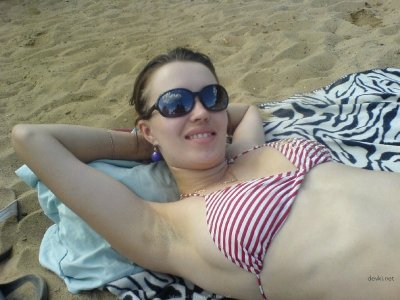 Шлюшка показывает свою писечку парню на фотосессии