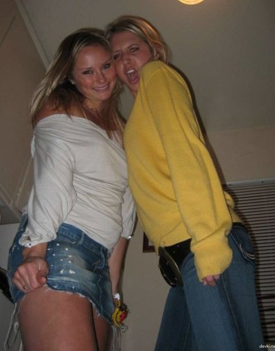 Фотографируется в возбуждающих позах и делает минет