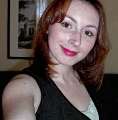 Рыжая красотка Элли демонстрирует свои прелести на камеру