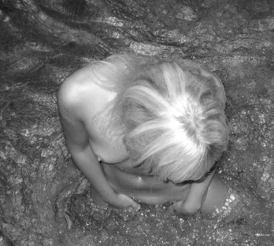 Развратная блондинка трахается под открытым небом