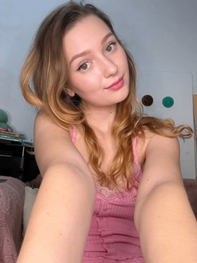 Милашка раскрывает ножки, демонстрируя свои прелести