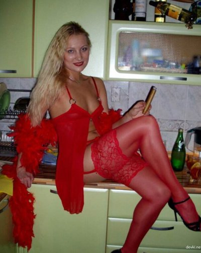 Развратная блондинка в откровенном нижнем белье на камеру мастурбирует и возбуждает