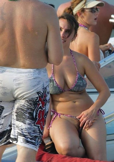 Красотки расстегивают трусы и демонстрируют свои интимные места