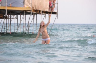 Нудистка на пляже без стеснения