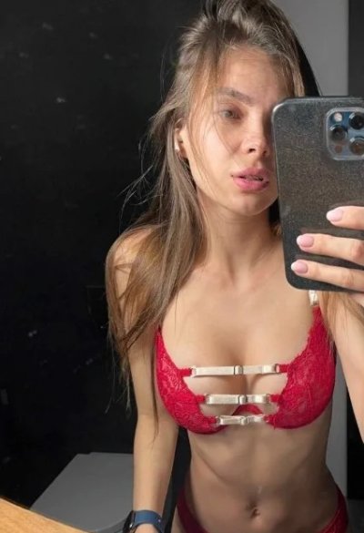Красотка обожает отличные и возбуждающие фото себя и готова позировать всегда!