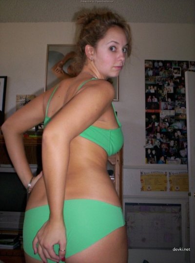 Юная супруга осваивает искусство орального секса