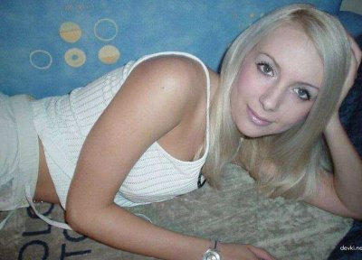 Сексуальная красотка снимает все одежды