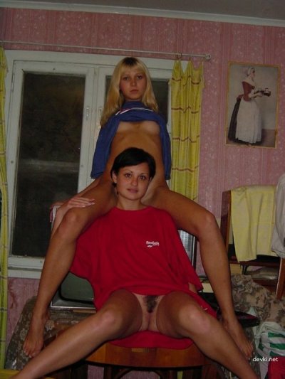 Молоденькие дамочки в студенческом общаге без одежды перед объективом, запечатленные на домашних снимках