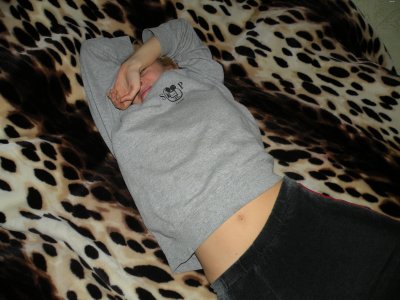 Развратная Маша ухаживает за своей киской