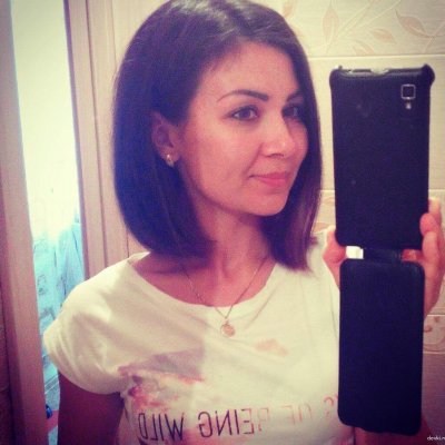 Темноволосая красотка делает селфи перед зеркалом