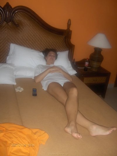 После обеда жена развлекается и показывает свои прелести