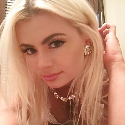 Соблазнительная блондиночка фотографирует свои интимные моменты