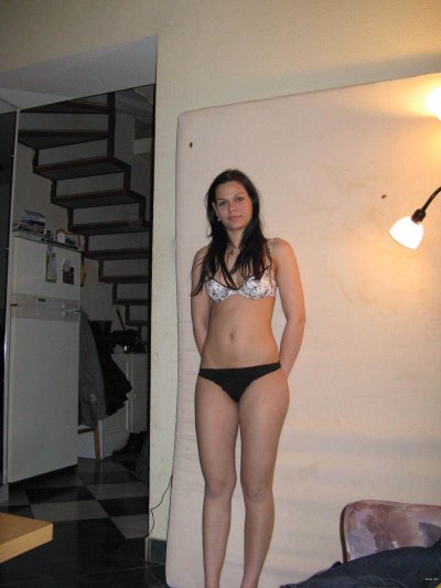 Сосет член и демонстрирует киску