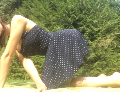 Горячая красотка в платье без трусиков