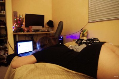 Обожательница захватывающих моментов с необычными игрушками