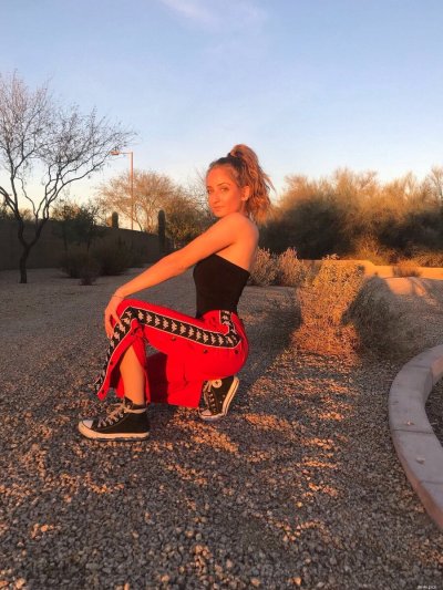 Молодая привлекательная красотка без одежды