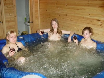 Интимные снимки обнаженной ученицы с подругами в бане