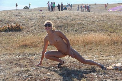 Интимные снимки обнаженной дамы на свежем воздухе