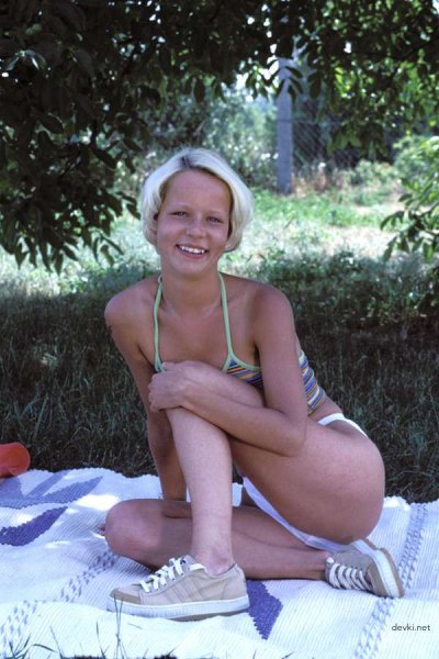 Дама удовлетворяет себя среди природы