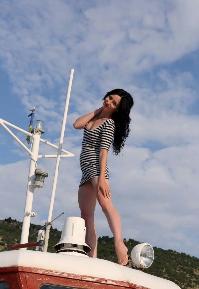 Сексуальная красотка отдыхает: женщина в отличной форме