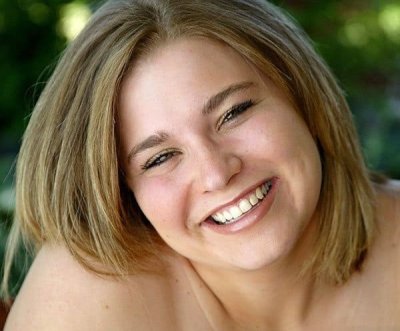 Пышечка на загородном участке показывает свою грудь и кустистую киску