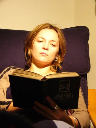 Фотографирует обнаженную девушку в ванной