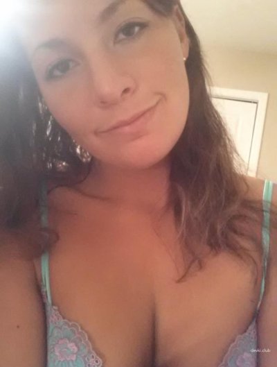 Интимные фото сексуальной дамы с аккуратной интимной стрижкой