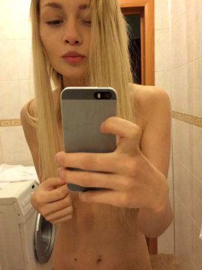 Девушка фоткает себя голой и возбуждающе