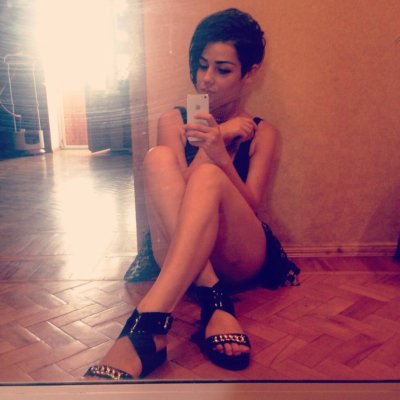 Девушка показывает свои шикарные сосочки в откровенной позе! 😏