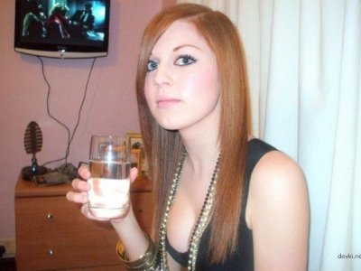 Молодая девушка снимает себя обнаженной на камеру