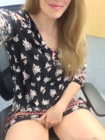 Фоткает свои интимные прелести и делится ими