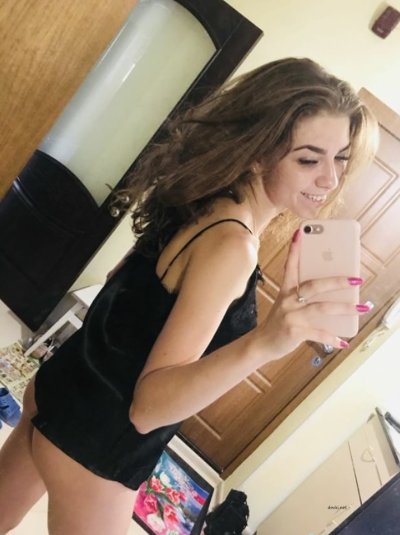 Молоденькая студентка раздевается перед камерой