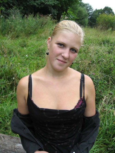 Смелое обнажение: девушка продемонстрировала грудь на свежем воздухе