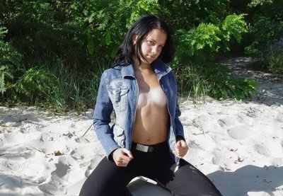 Интимные приключения привлекательной темноволосой дамы в разных локациях