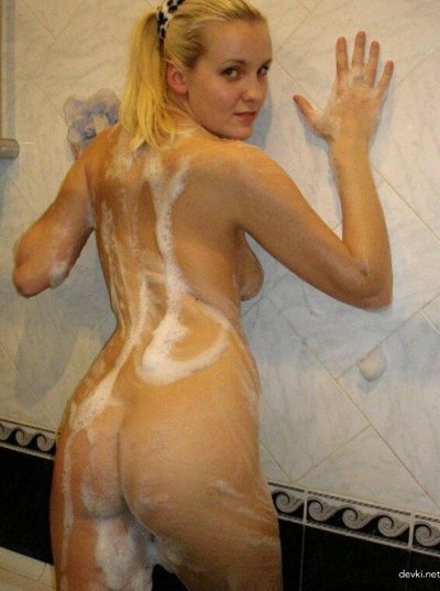 Красотка облизывает волосатый пенис горячего парня