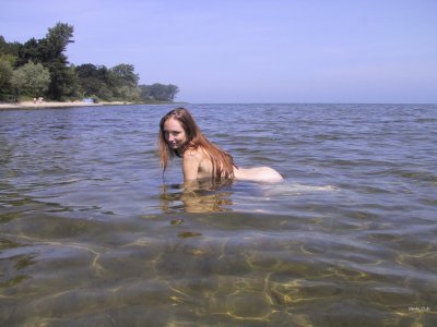 Демонстрирует подтянутую задницу - Развратные попочки в действии!