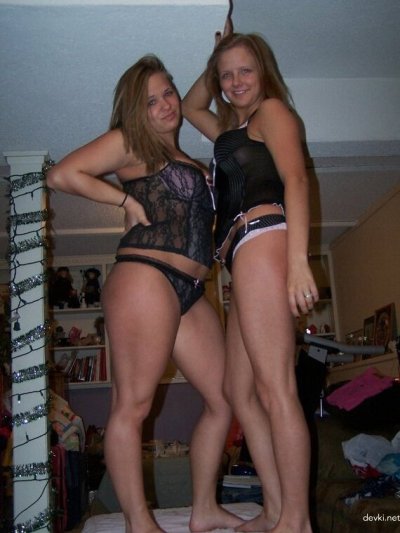 Поделилась своими прелестями - грудь.