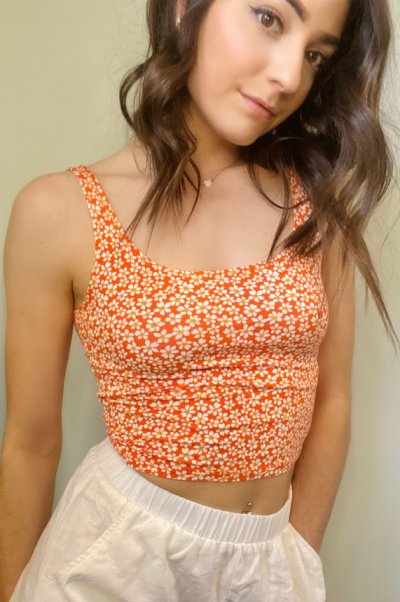 Моя половинка на домашних эротических снимках ранним утром возле окна