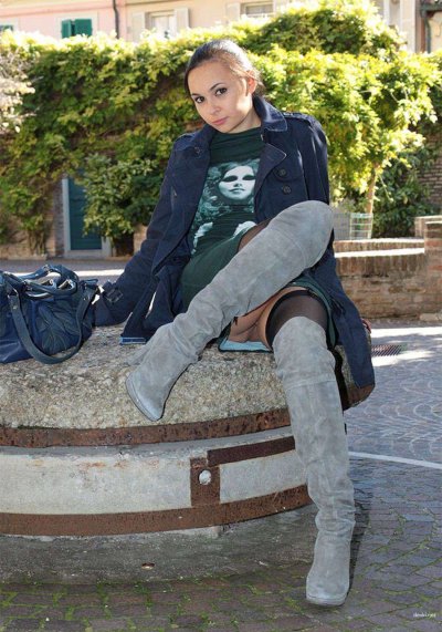 Очаровательная брюнетка демонстрирует свою обнаженную красоту