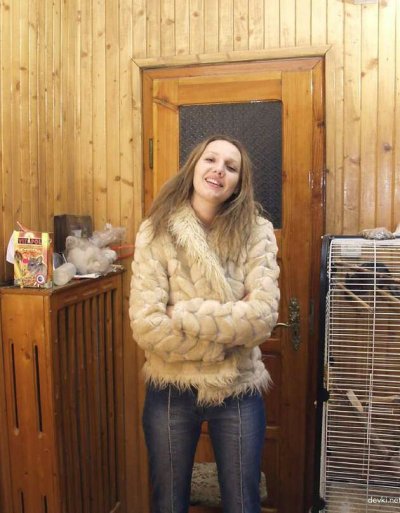 Девушка стесняется, но всё же решается полностью раздеться!