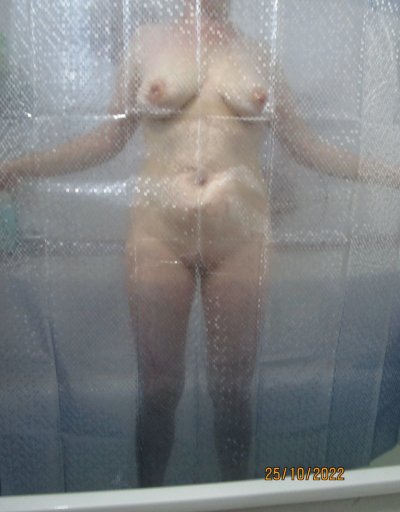 Развлекается в ванной под душем