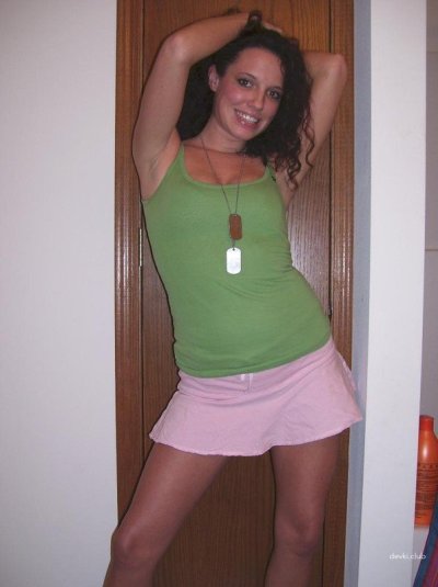 Веселая крошка устраивает интимные игры