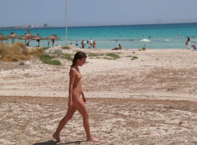 Развратная нудистка без трусиков на пляже