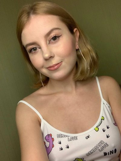 Обнаженная красотка позирует на частных фотографиях